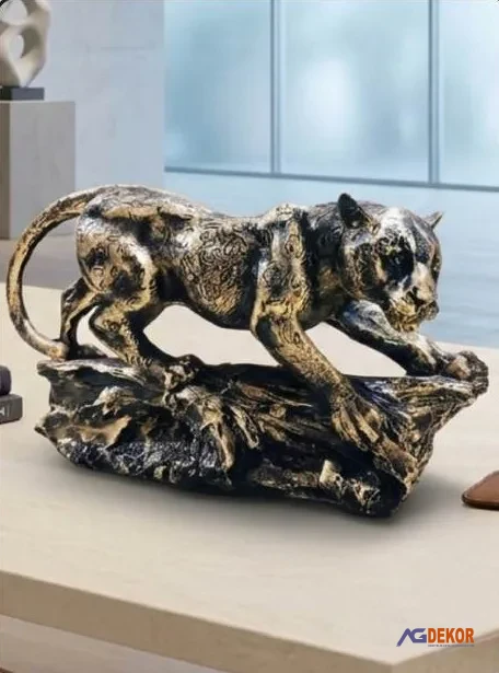 Ağaçta duran jaguar