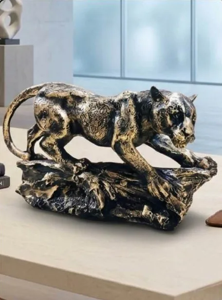 Ağaçta duran jaguar
