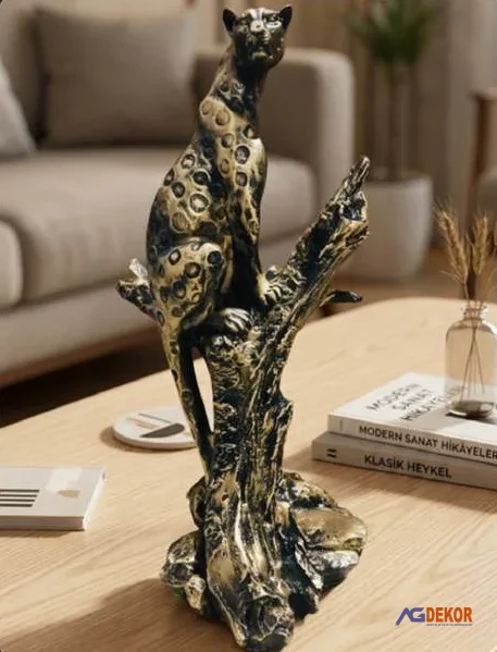 Ağaçta oturan jaguar