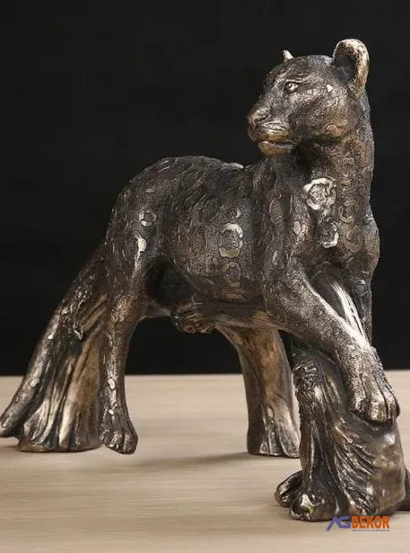 Ağaçta yatan leopar