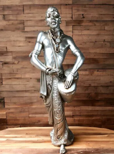 Davul çalan afrikalı