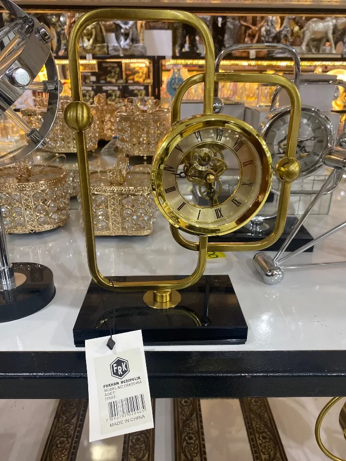Kristal kaideli metal masa saati (altın)