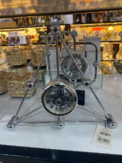 Metal üçgen masa saati