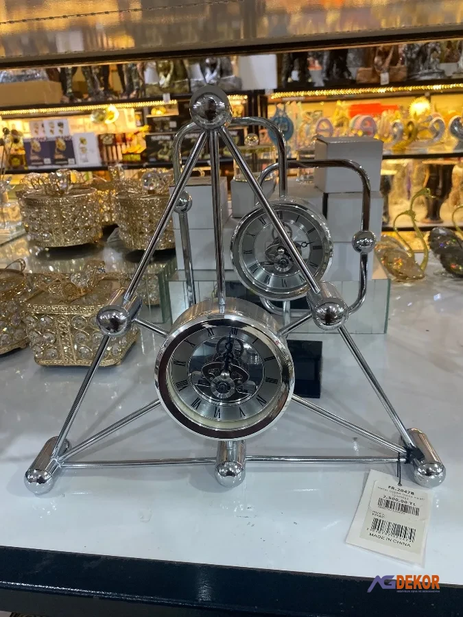 Metal üçgen masa saati (gümüş)