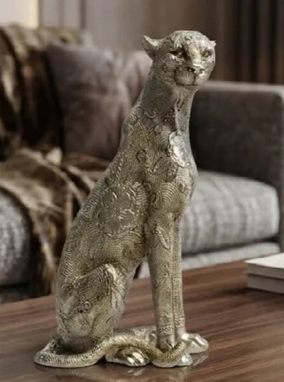 Oturan jaguar küçük