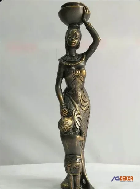 Sepet taşiyan çocuklu kadin