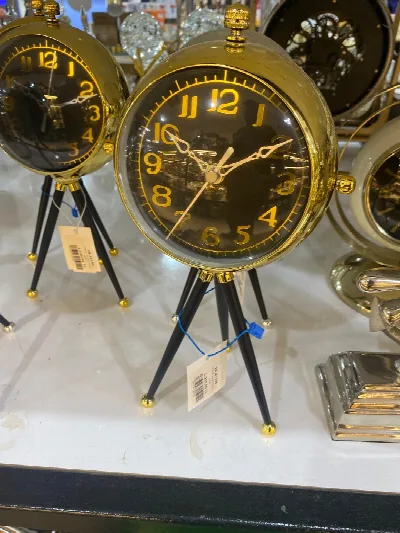 Tripod ayaklı masa saati